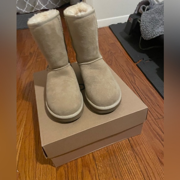 UGGS - Picture 3 of 7